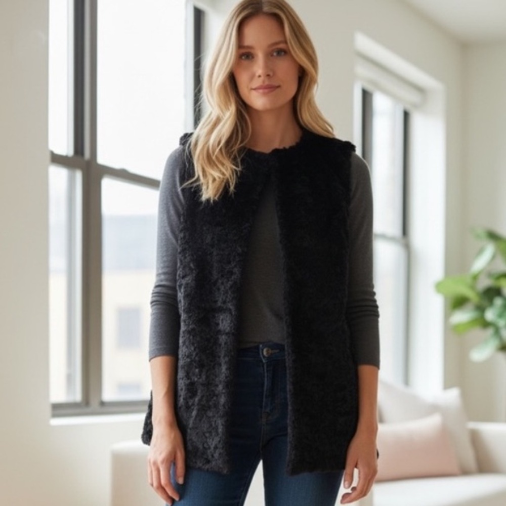 TIMELESS BLACK FAUX FUR VEST• XL